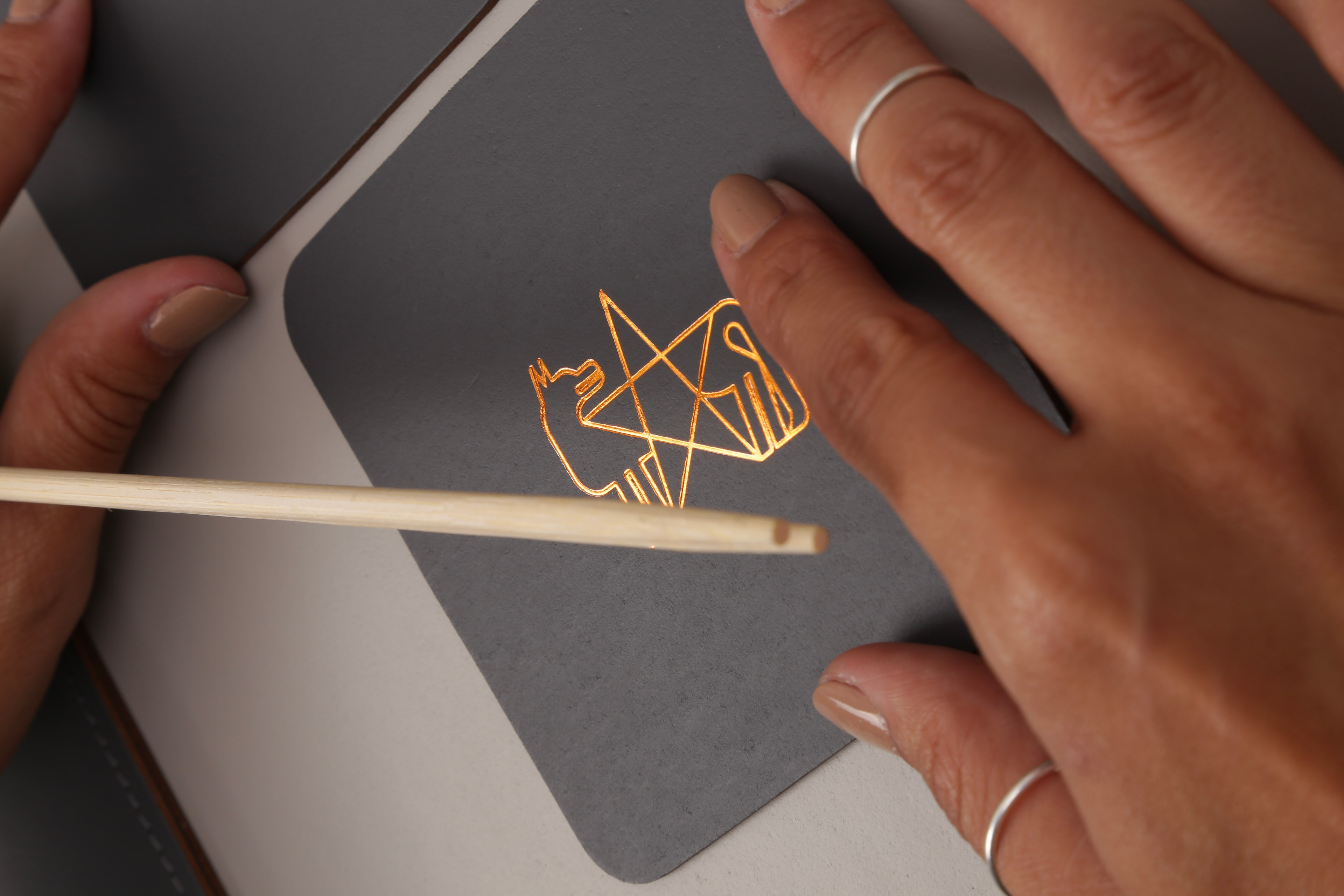 Productos de cuero reciclado de Vacavaliente sobre fondo de hero